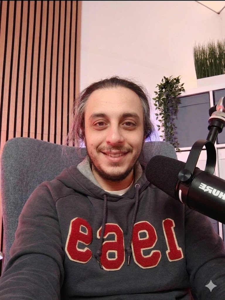 Maxime, derrière son micro